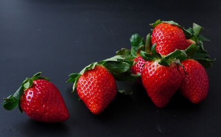 春の訪れを感じるふるさと納税の人気いちご返礼品が並んだイメージ写真